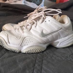 Nike city court tennis shoes. Size 8